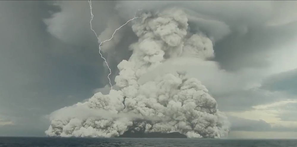 Lightning Hunga Tonga volcano
