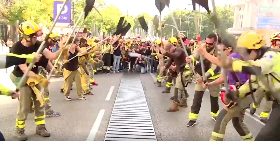 Los bomberos forestales protestan por los derechos laborales en España
