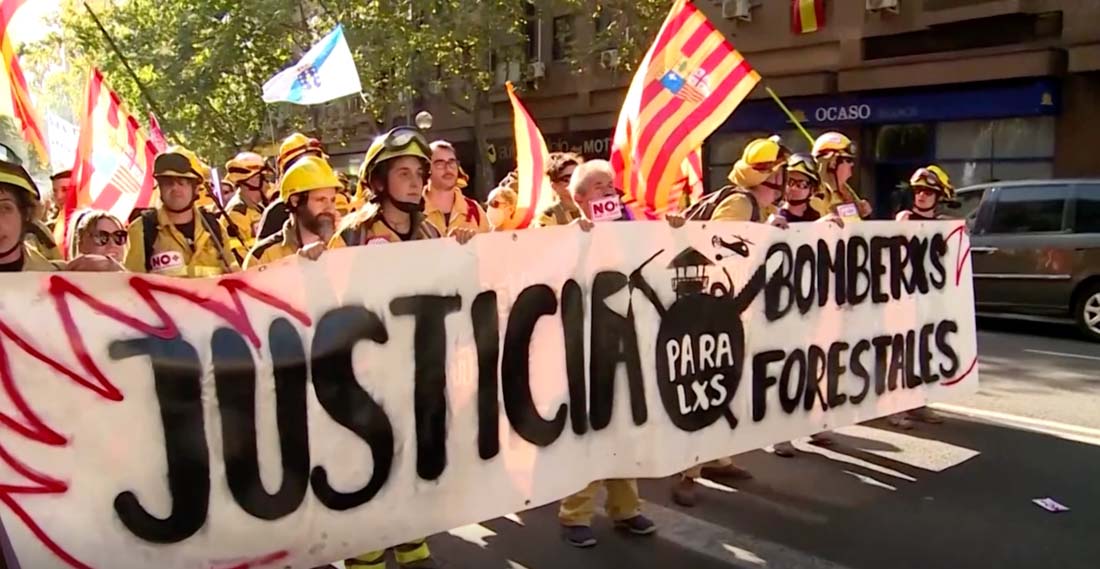Los bomberos forestales protestan por los derechos laborales en España