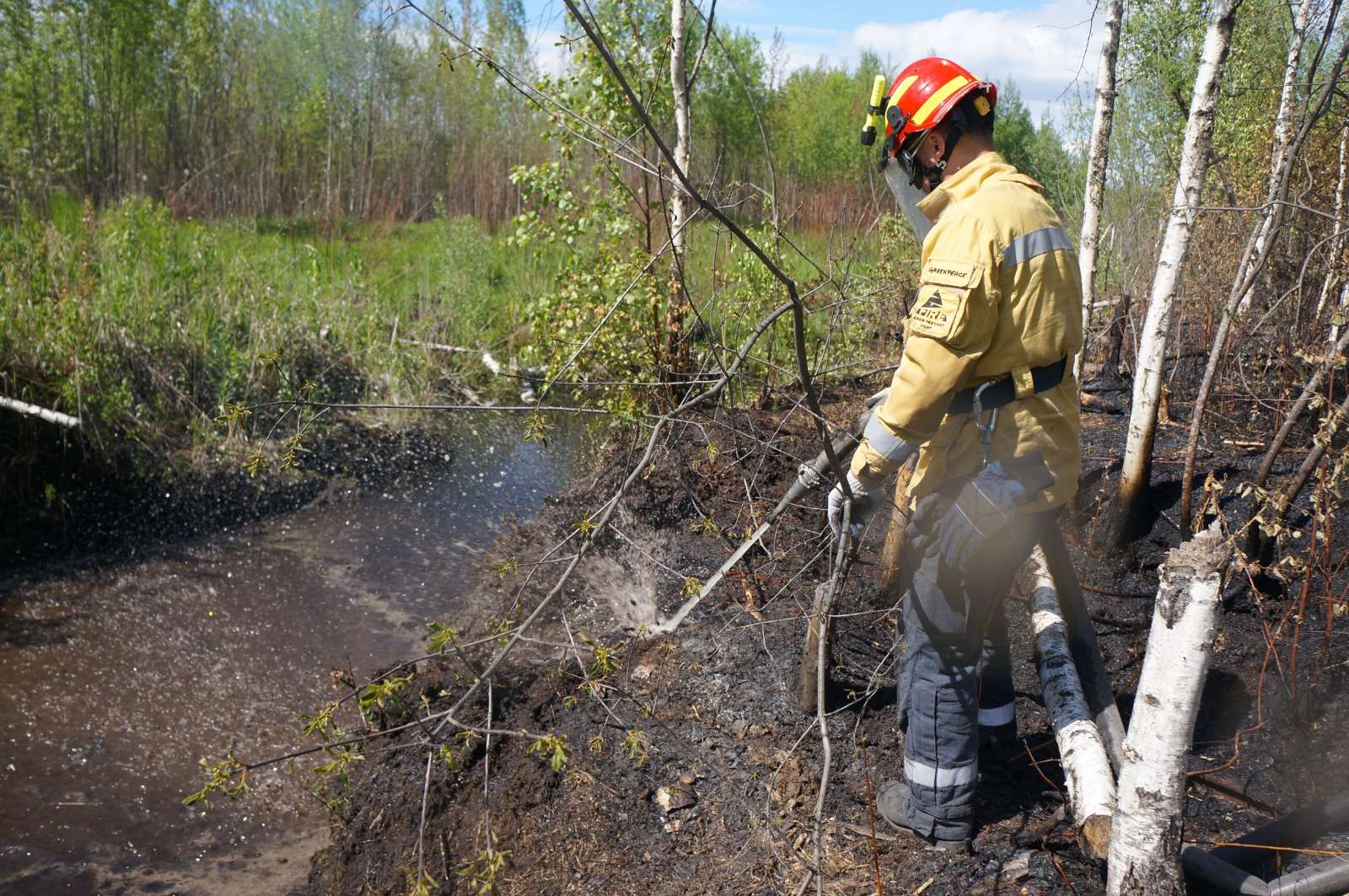 A Greenpeace Russia firefighter suppresses a reignition in a peatland in the Central Federal District in 2019. Photo: Greenpeace Russia.